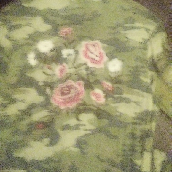 Tops - Picture 4 of 6